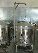 portable mixing tank with floating lid and hanging arm